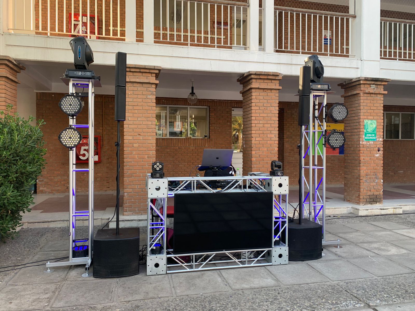 Stand DJ Pack fiesta 80 personas